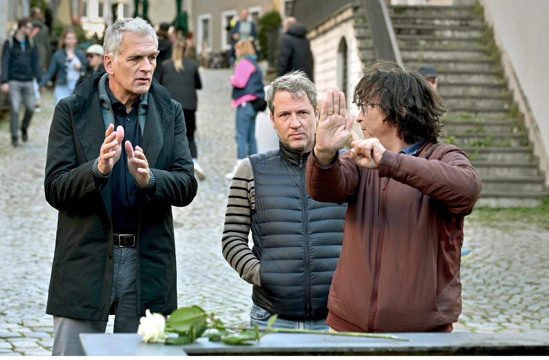 In der Altstadt von Lindau: Walter Sittler (links) mit dem Regisseur Felix Karolus (Mitte) und dem Kameramann Wolfgang Aichholzer