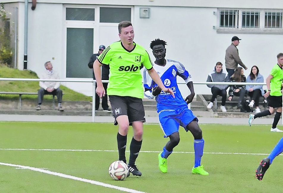 Maichingens Christian Kühl (am Ball) wehrte sich gegen den Spitzenreiter, musste sich am Ende Faye Sainey und dem VfL Oberjettingen aber mit 1:2 beugen. Bild: Zvizdiç