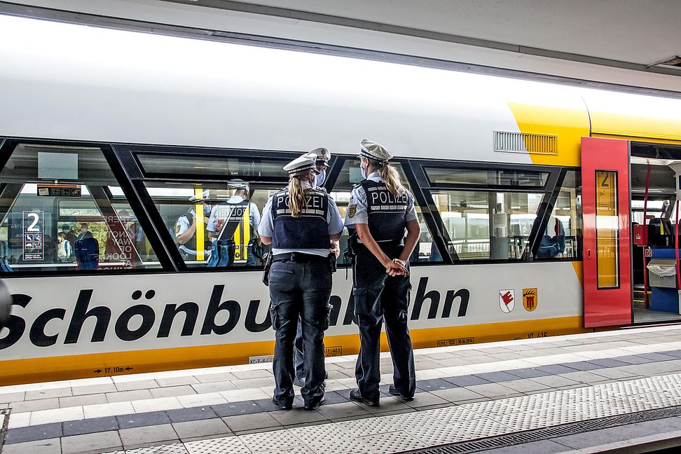 Polizeiarbeit 2020: Maskenkontrolle an der Schönbuchbahn.Bild: Dettenmeyer/A