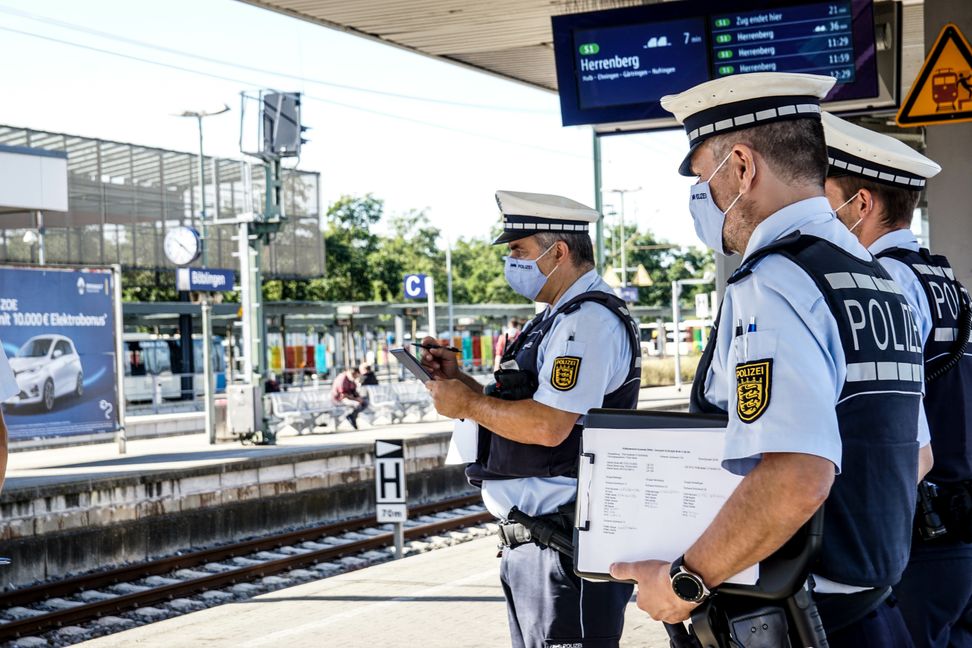 Polizeiarbeit 2020: Maskenkontrolle am Böblinger Bahnhof.Bild: Dettenmeyer