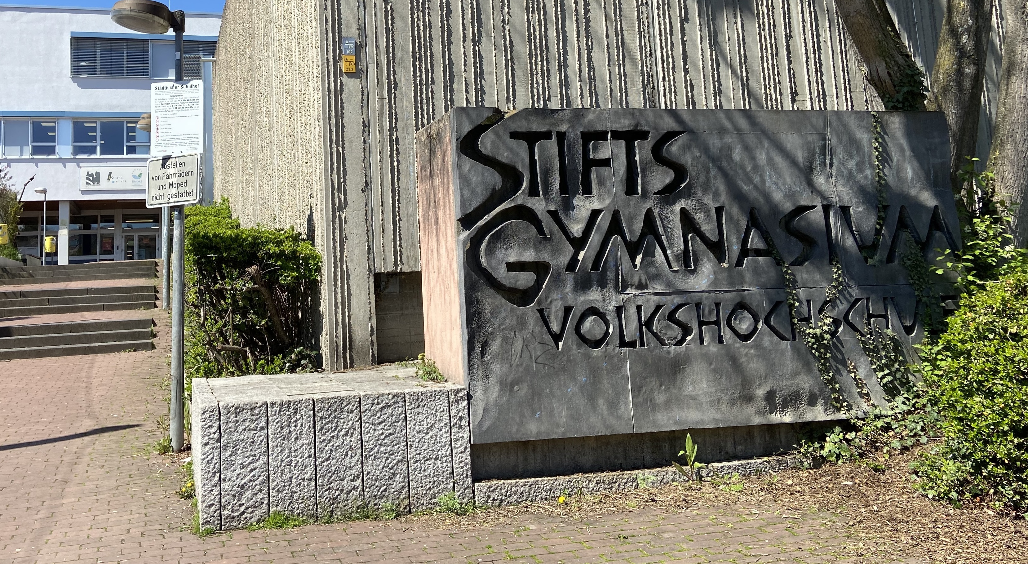 Vor dem Stiftsgymnasium ist es ruhig, drinnen konzentrieren sich die Abiturienten.Bild: Christel