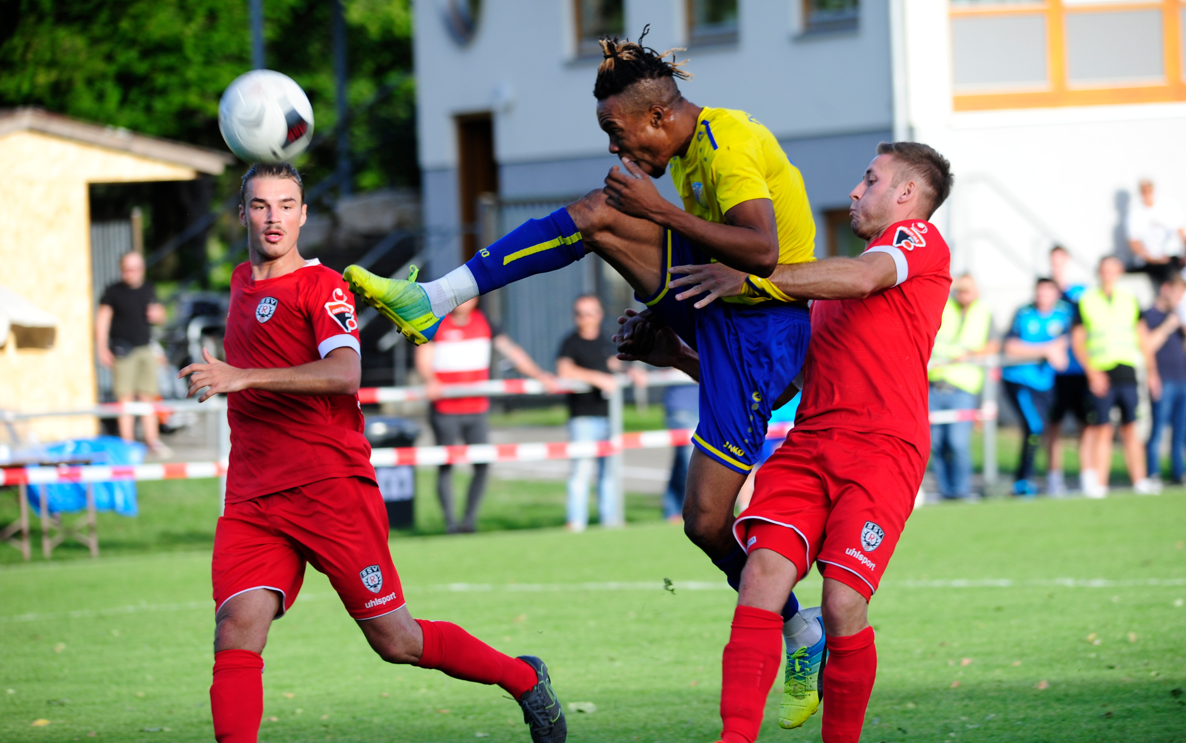 26.8.20 Ehningen Nr.11 IBRAHIM MOHAMMADOU (am Ball, mitte), Nr.21 Reutlingen Frederick Mohr (Torschütze zum 0:2)