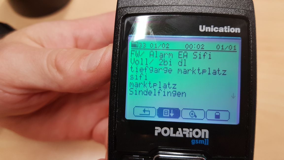 So sieht der erste Alarm des Jahres in Sindelfingen auf dem Funkmelder aus. Ganz oben rechts steht das Datum, daneben die Uhrzeit. Die zweite Zeile bedeutet: Feuerwehr, Alarm Einsatzabteilung Sindelfingen. In der dritten steht: Vollalarm, Brandstufe 2 innerorts und Drehleiter. Darunter wird der Einsatzort definiert. Bild: Wegner