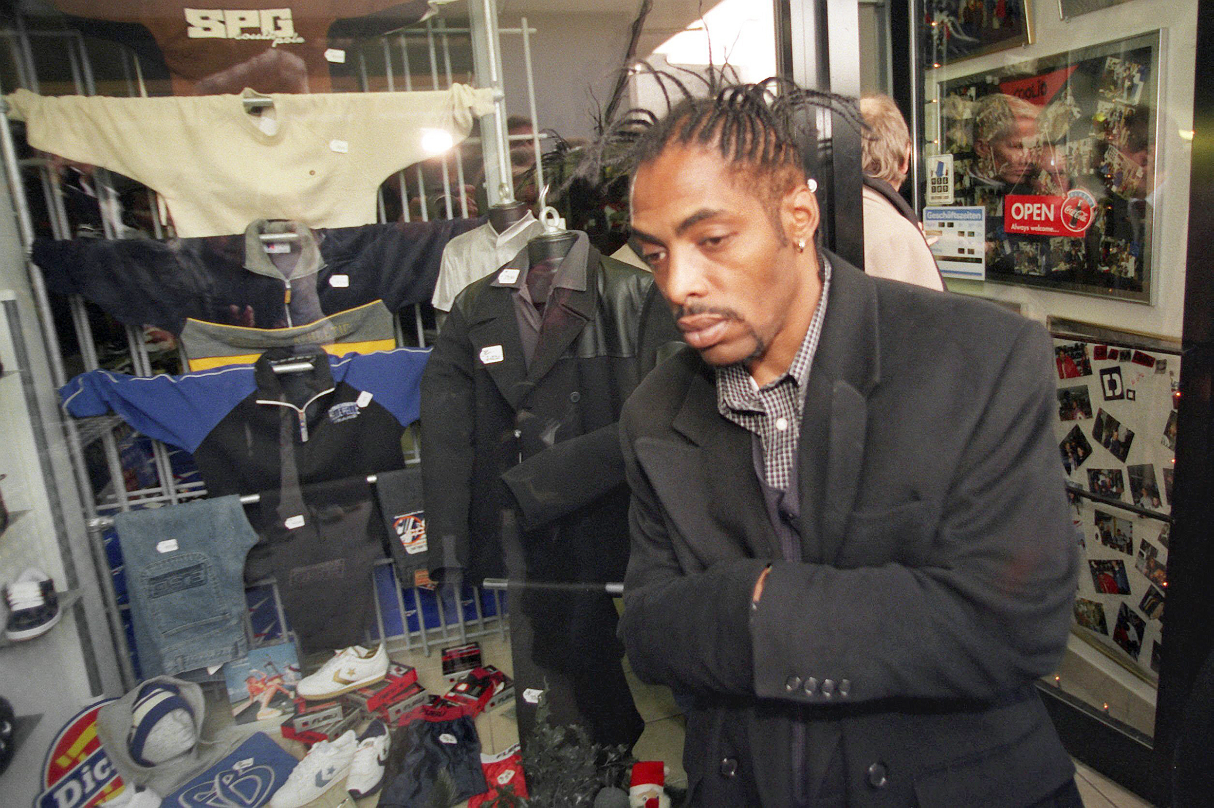 Der US-Rapper Coolio verläßt am 3.12.1998 nach einem Ortstermin die Boutique in Böblingen, in der der Musiker gemeinsam mit seinen Bandmitgliedern Jacken, Hosen und Hemden im Wert von 1500 Mark gestohlen haben soll. Nach Ansicht der Staatsanwaltschaft soll der 35 Jahre alte Sänger im November 1997 mehrere seiner Bandmitglieder dabei unterstützt haben, in der Boutique Kleidung zu stehlen. Er soll dabei die Geschäftsführerin in den Bauch gestoßen haben, als sich diese gegen die Musiker zur Wehr setzte. Coolio hatte am ersten Prozeßtag in der vergangenen Woche die Vorwürfe zurückgewiesen und von einem «großen Mißverständnis» gesprochen. [dpabilderarchiv]