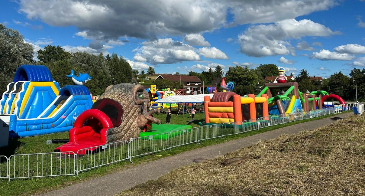 Bunte Hüpfburgen, ob groß oder klein, locken Familien an. Bild: Kalus