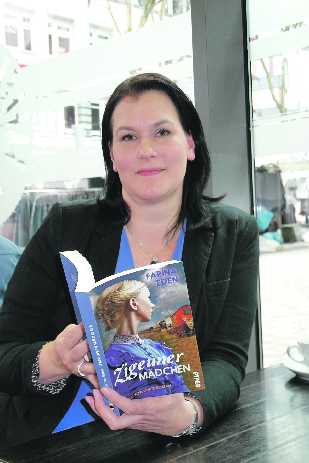 Farina Eden mit ihrem historischen Roman „Das Zigeunermädchen“. Bild: Staber