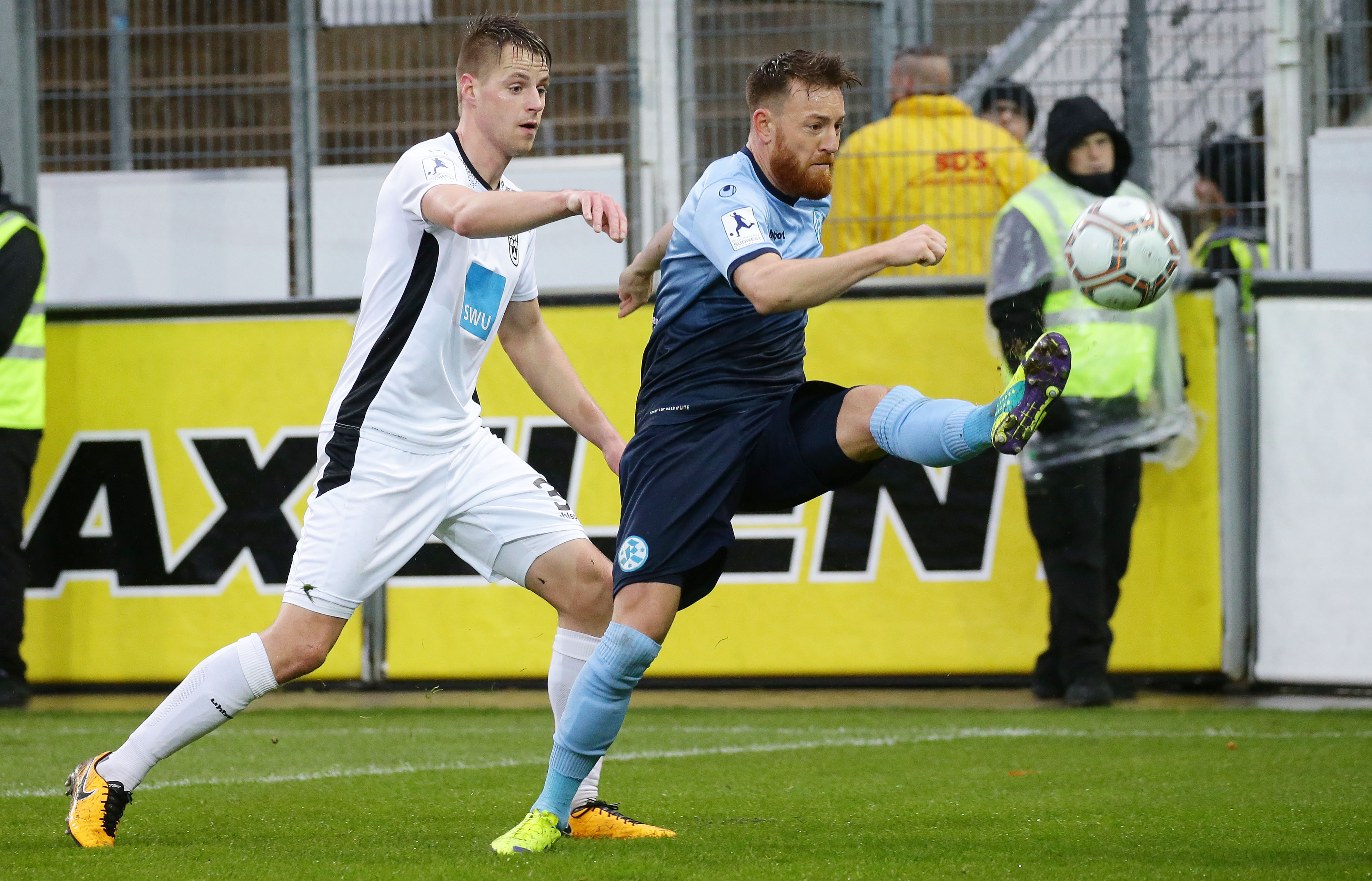 BAU //  Stuttgart , Fußball Regionalliga Südwest ,  Stuttgarter Kickers vs. SSV Ulm , Michael Schindele ( Ulm ) / Michael Klauß ( Kickers )