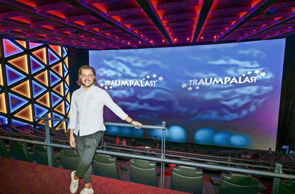 Endlich ist es soweit: Marius Lochmann, der Juniorchef des Traumpalastes, vor der neuen Leinwand.   Bild: Simon Granville