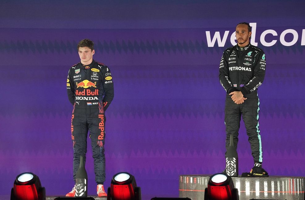 Unterkühltes Miteinander: Max Verstappen (links) und Lewis Hamilton.
Foto: dpa/Hasan Bratic