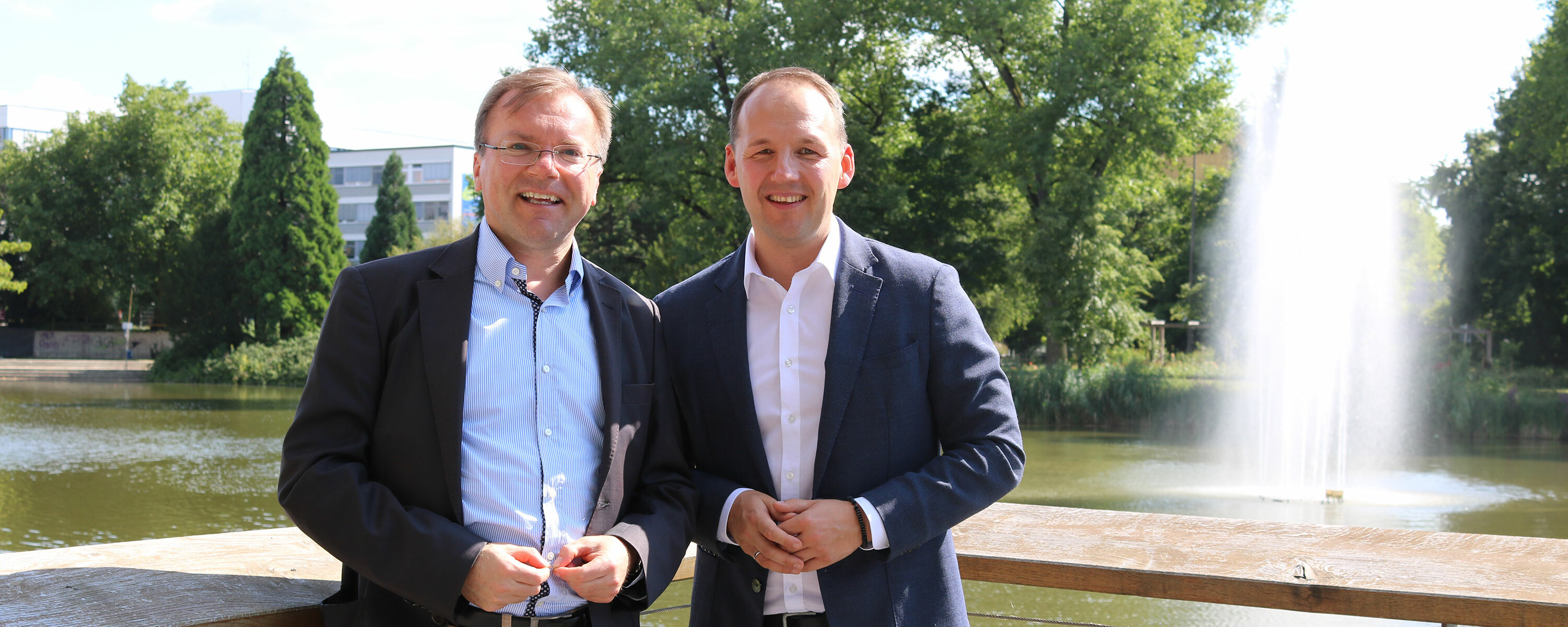 Vor der Corona-Pandemie noch ohne Mund-Nasen-Bedeckung: Paul Nemeth MdL und Marc Biadacz MdB in Böblingen.     Bild: z
