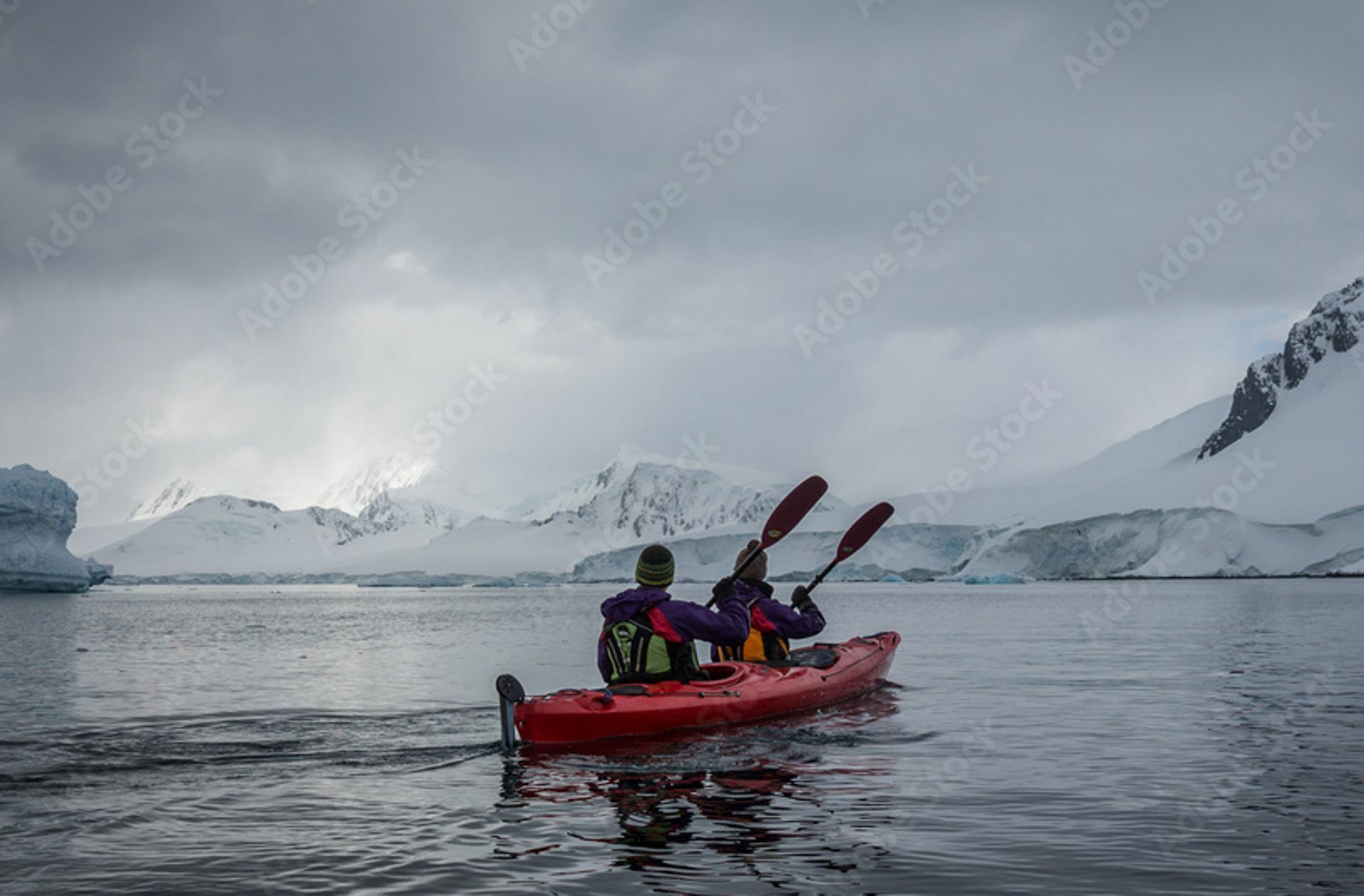 Zwei Paddler in der Antarktis: Für heutige Reisende  ist weniger  die Neugier auf das Unbekannte als vielmehr der Kitzel des Außergewöhnlichen die Motivation für den Aufbruch an die Ränder der Welt.