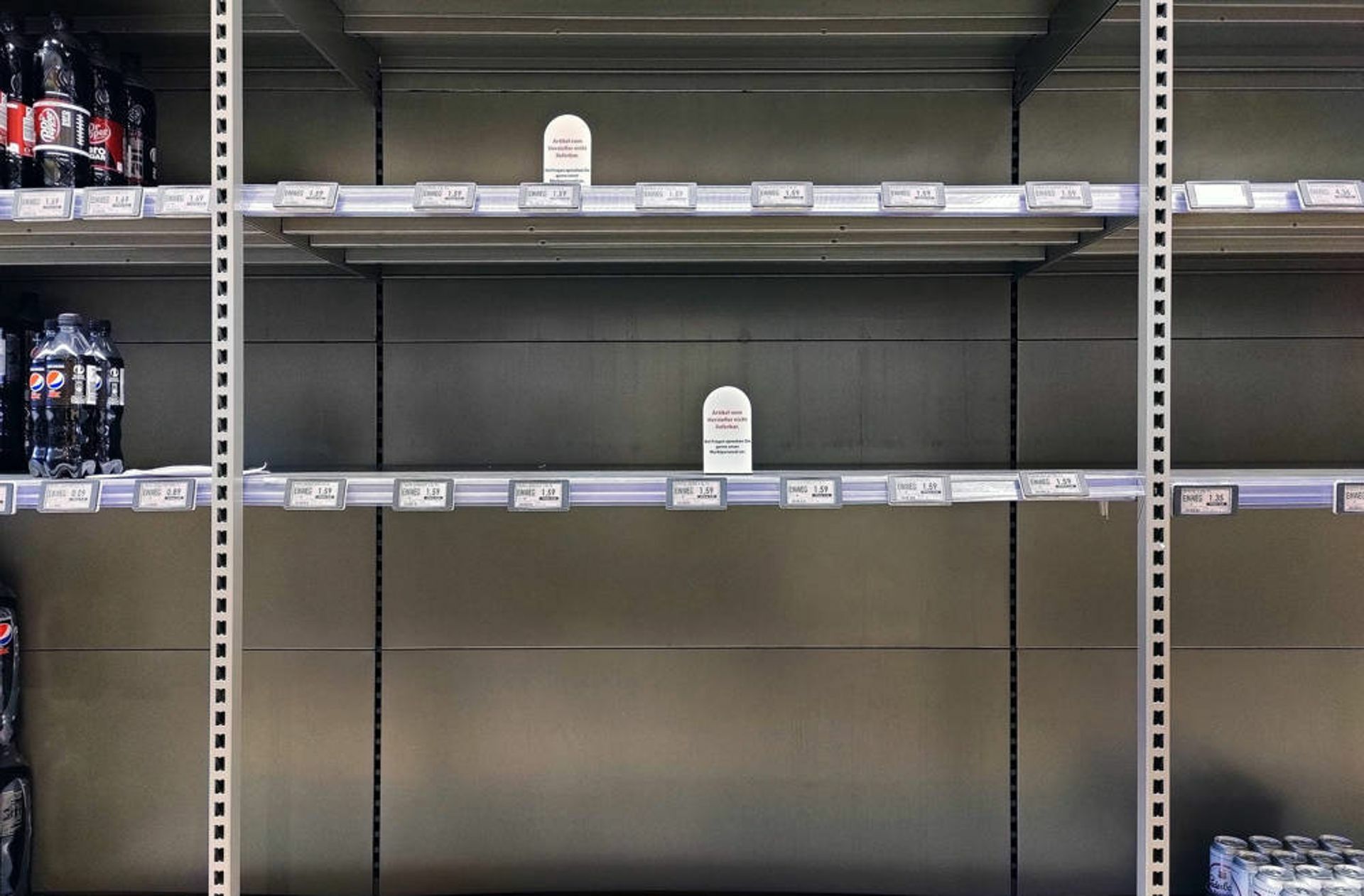 Wer derzeit einkaufen geht, stößt immer häufiger auf leere Supermarktregale.