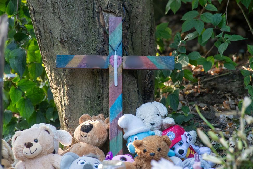 Schon wieder ein totes Kind, schon wieder ein Kreuz und Kuscheltiere.