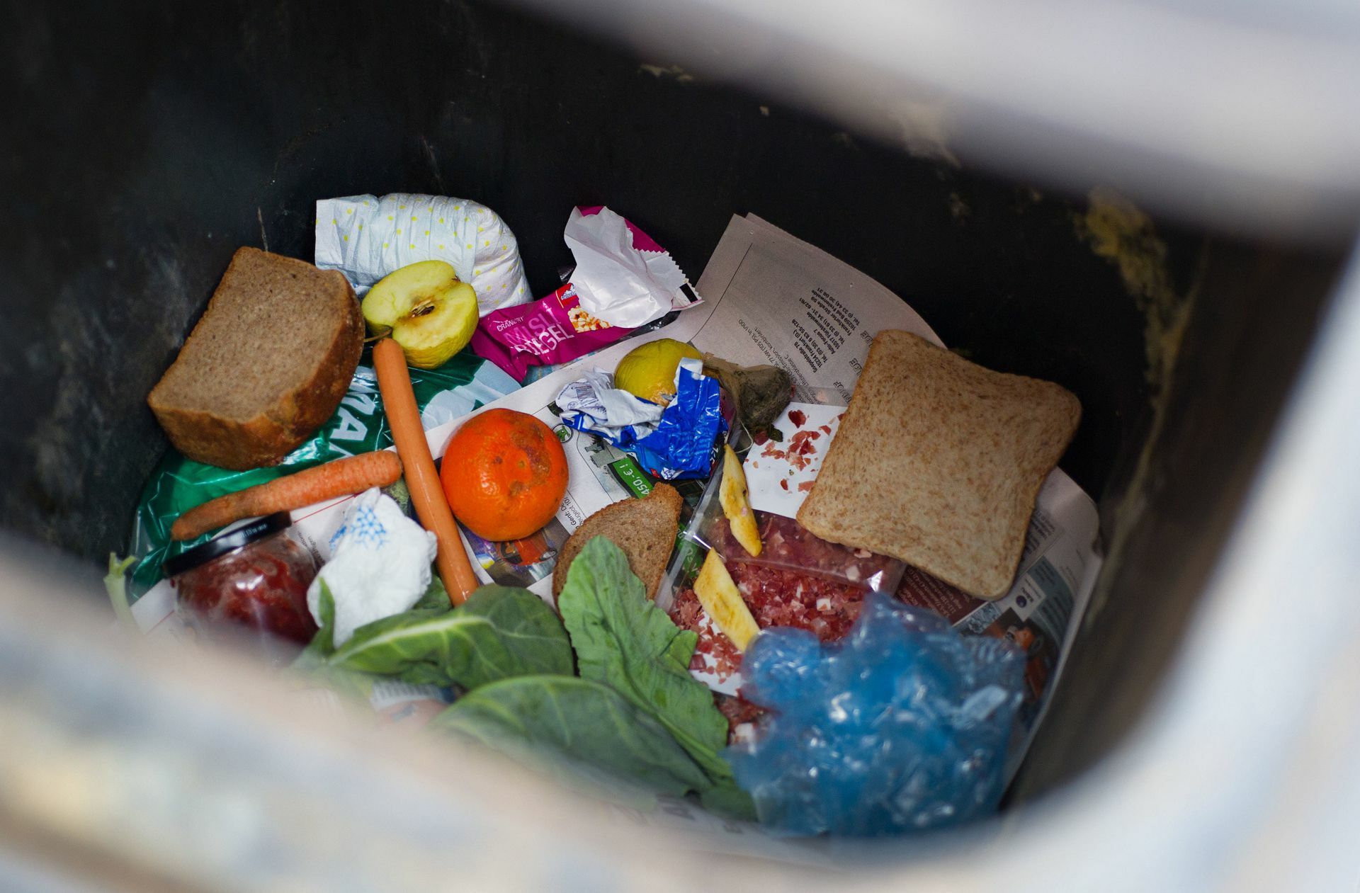 Jeder Bundesbürger wirft im Schnitt 75 Kilo an Lebensmitteln im Jahr weg.
 Foto: dpa/Patrick Pleul