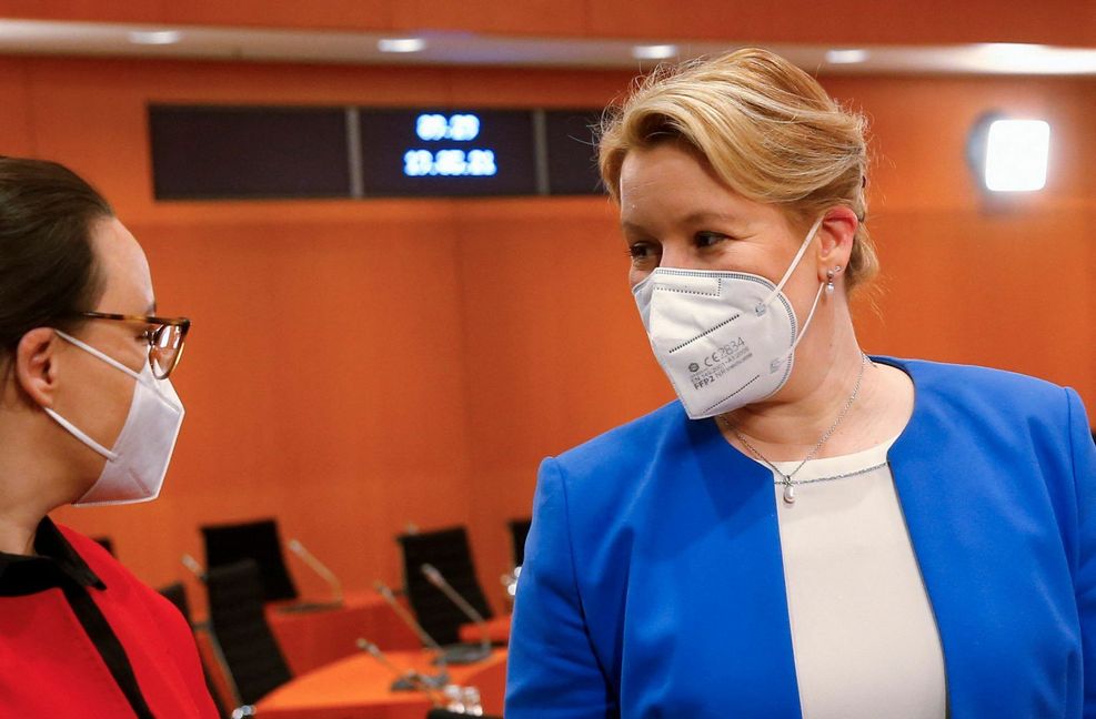 Familienministerin Franziska Giffey mit ihrer SPD-Parteifreundin Michelle Müntefering am Mittwoch im Bundeskabinett – dort hat sie ihren Rücktritt verkündet. Foto: AFP/Michele Tantussi
