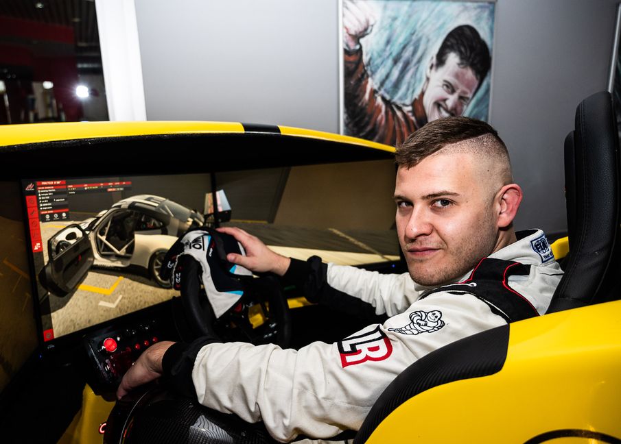 Edwin Waldhier Motorsport Autorennen Porsche Sprint Challenge Central Europe 10 / 2020 Foto: Schmidt  Im Fahrsimulator in Gärtringen