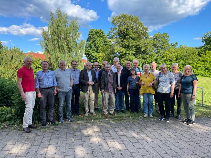17 von 20 Abiturienten trafen sich mit ihrem ehemaligen Klassenlehrer Ulrich Fritz im Parkrestaurant in Sindelfingen. Bild: Kalus