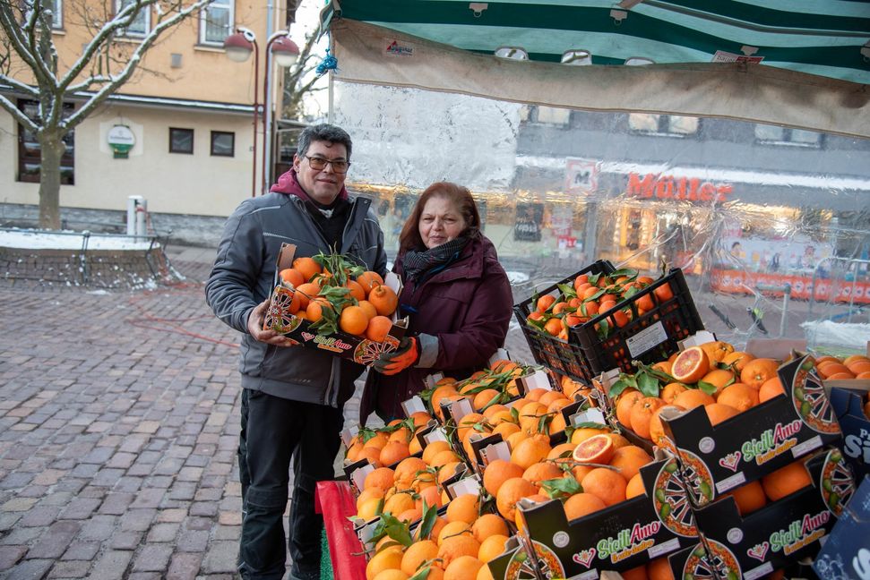 Gino und Rosa Anzalone sorgen für viele Vitamine aus Sizilien.    Bild: Nüßle
