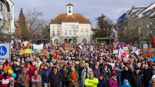 Auf dem Marktplatz in Sindelfingen zeigten die Menschen klare Kante gegen Rechtsextremismus.  Bild: Dettenmeyer