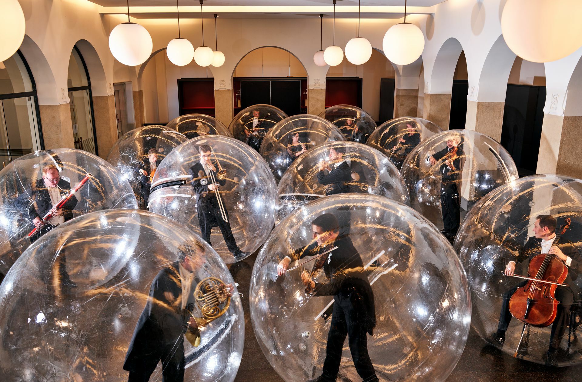 So haben die Stuttgarter Philharmoniker im Siegle-Haus für Florian Mehnerts Kunstprojekt „Social Distance Stacks“ posiert.