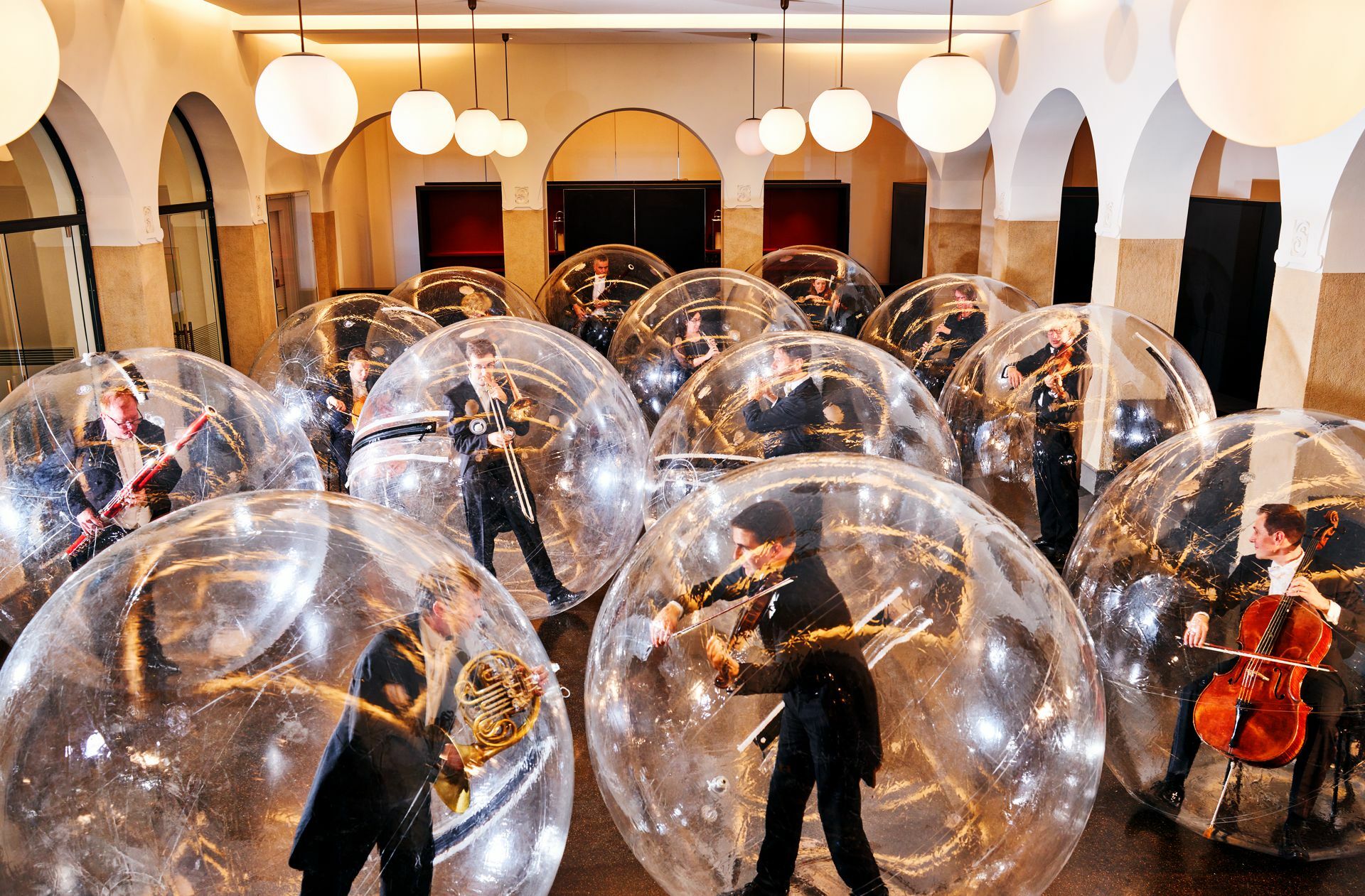 So haben die  Philharmoniker im Siegle-Haus für Florian Mehnerts Kunstprojekt „Social Distance Stacks“ posiert.