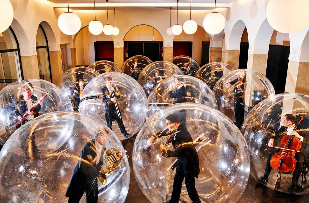 So haben die  Philharmoniker im Siegle-Haus für Florian Mehnerts Kunstprojekt „Social Distance Stacks“ posiert.
