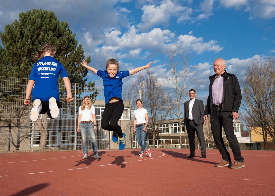Hildrizhausen,Schönbuchschule, Kinder Outdoor Sport Challenge, Trikotübergabe, hinten von links Melissa Arzt ( Initiatorin), Katharina Klenk (Initiatorin), Matthias Schöck (Bürgermeister), Helmut Link (Vorstand TSV Hidrizhausen), vorne v.l. Marie Arzt, Sara Klenk, GB-Foto: Vecsey