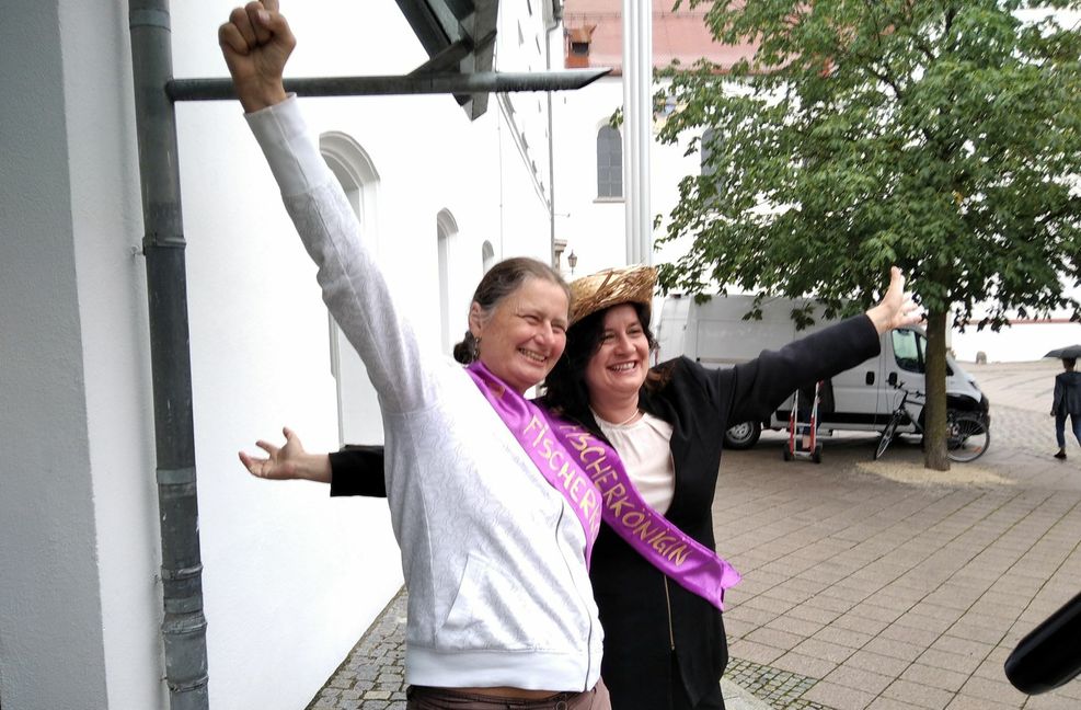 Christiane Renz mit Rechtsanwältin Susanne Bräcklein vor dem Gericht.
 Foto: &nbsp;