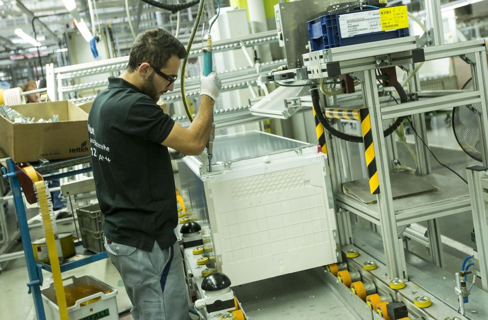 Montage von Kühlgeräten im BSH-Werk Giengen an der Brenz. Foto: BSH Hausgeräte GmbH