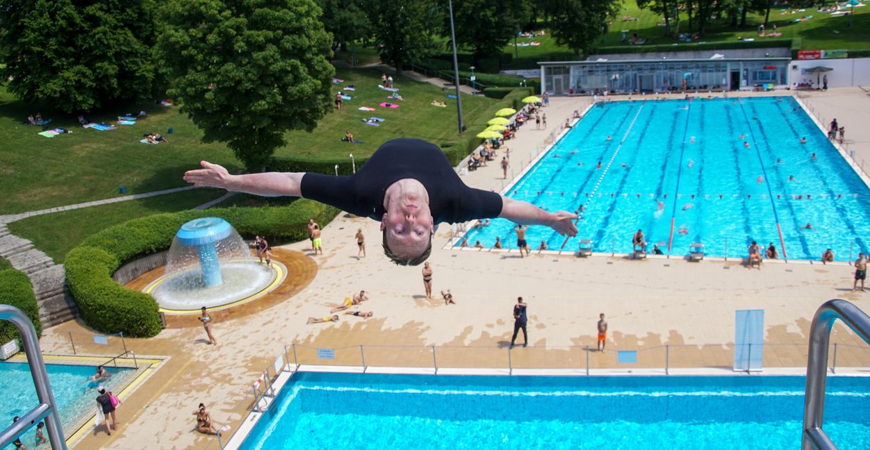 Matthias Greiner von der Splashdiving Crew Sindelfingen hebt ab.     Bild: Dettenmeyer
