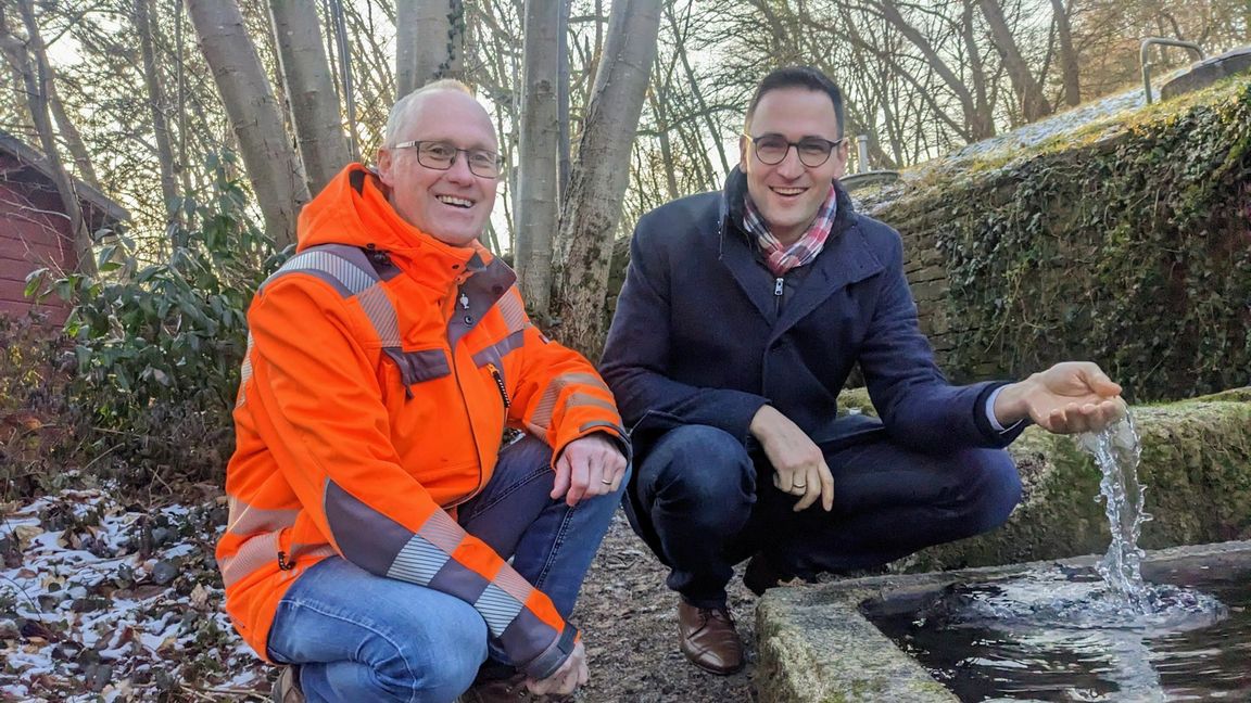 Bürgermeister Ralf Barth (rechts) und Bauamtsingenieur Matthias Göser kümmern sich um die Denkendorfer Quellen.