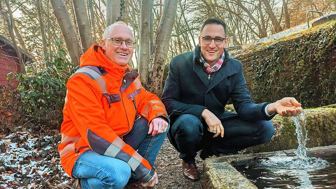 Bürgermeister Ralf Barth (rechts) und Bauamtsingenieur Matthias Göser kümmern sich um die Denkendorfer Quellen.