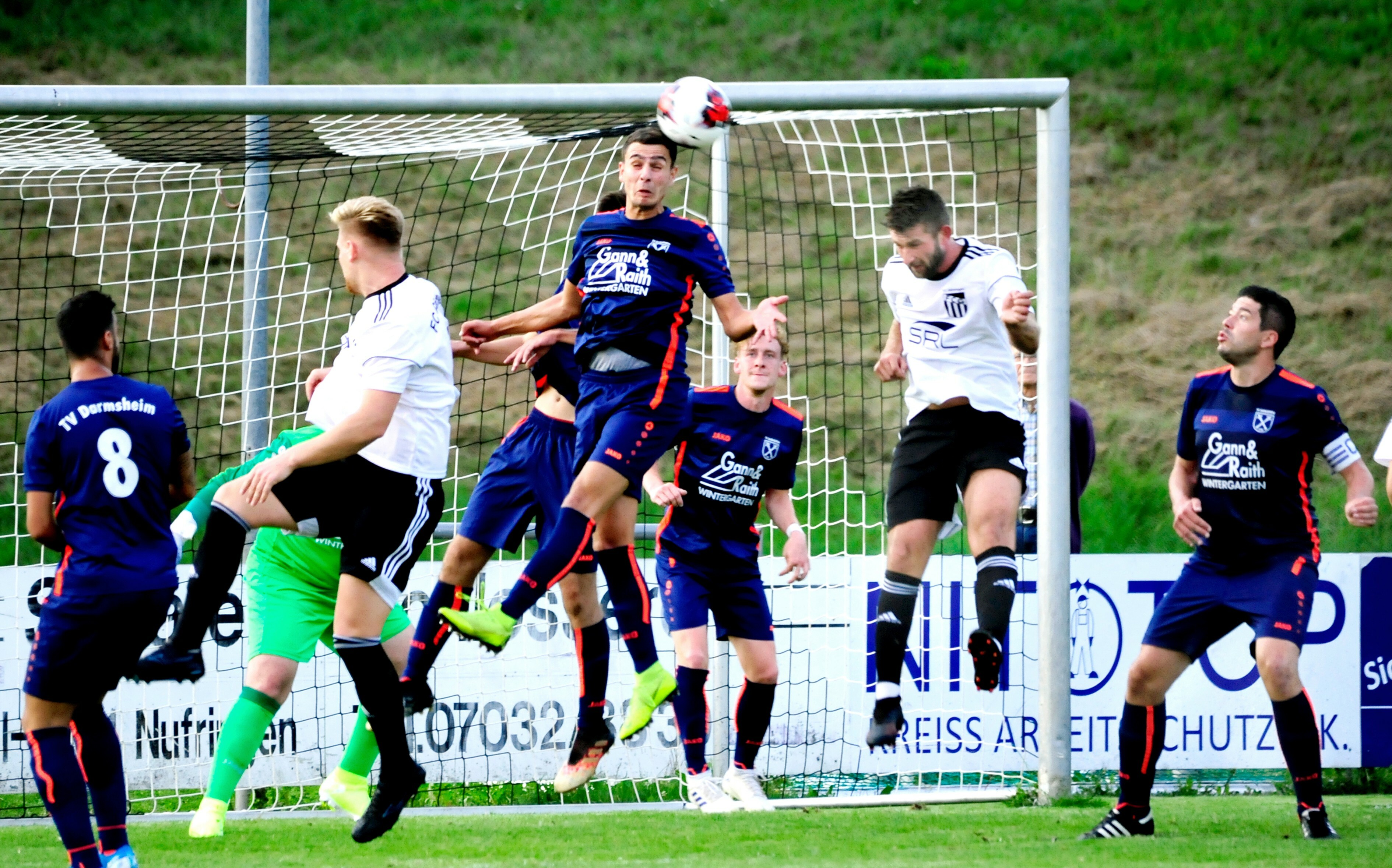 Maikel Boric (rechts im weißen Trikot) ist zur Stelle und köpft das 2:0. Die Darmsheimer haben das Nachsehen.  Bild: photostampe