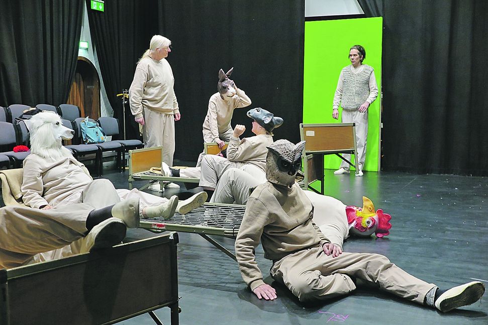 Das Theater-Ensemble „Kulisse“ bei den Proben für das neue Stück.  Bild: Groß
