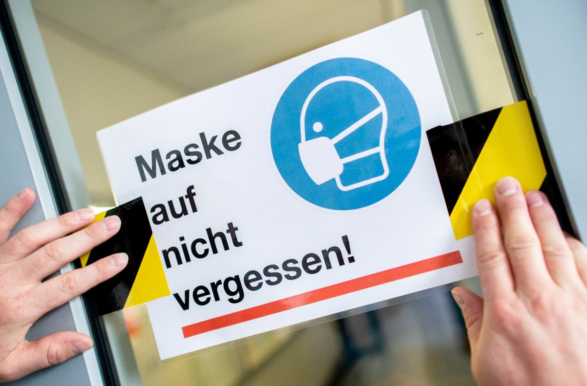 Die Bundesländer sollen Verstöße unter anderem gegen die Maskenpflicht einheitlicher bestrafen, fordert Bundesbildungsministerin Anja Karliczek.