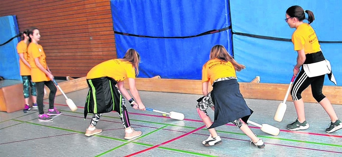 Die Fünftklässlerinnen der Otto-Rommel-Realschule hatten sichtlich Spaß beim Besen-Hockey. Aber auch die anderen Ballsportarten fanden großen Anklang.  Bild: Denner