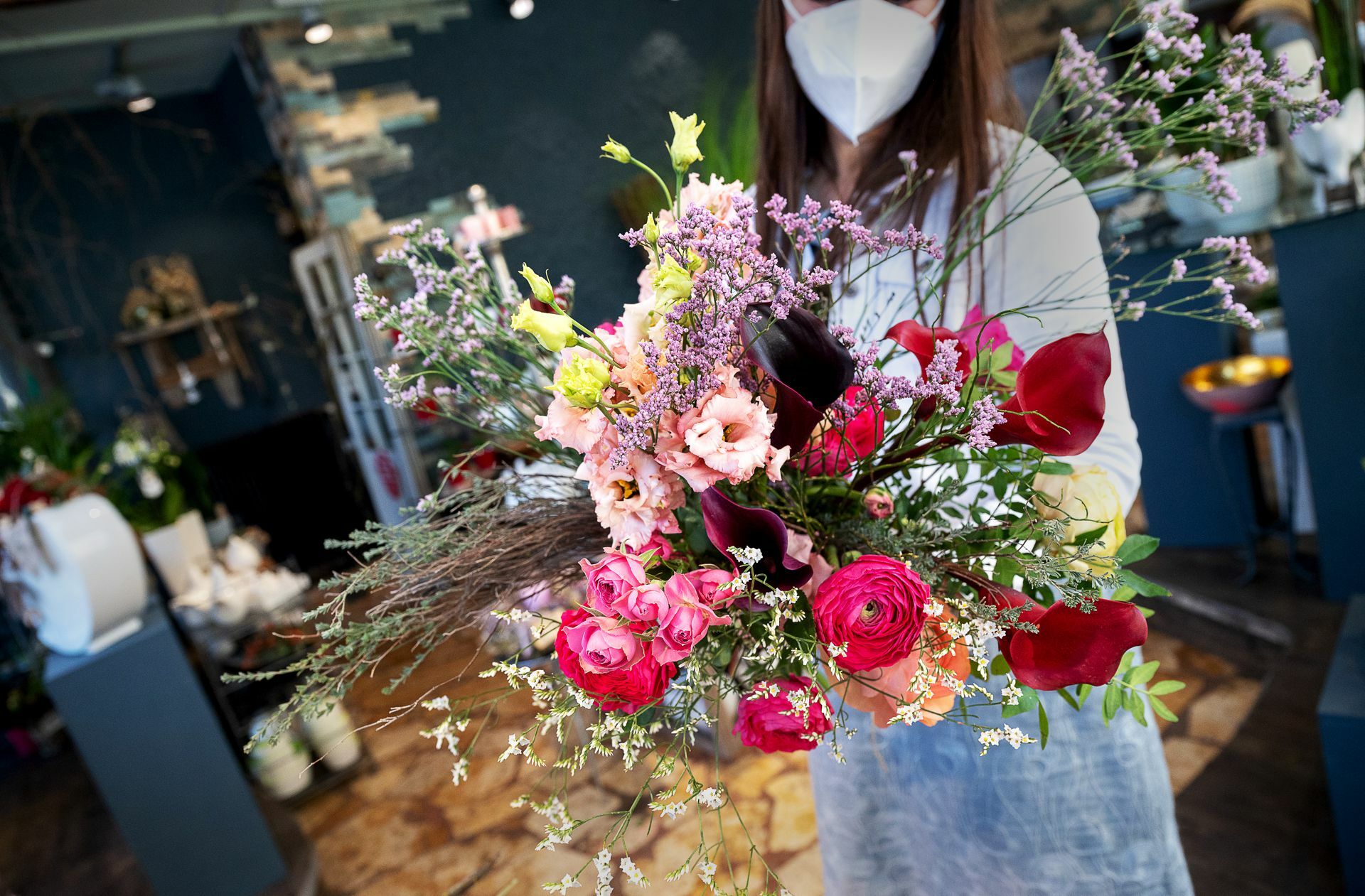 Blumenläden dürfen in Baden-Württemberg ab dem 1. März wieder öffnen, Modegeschäfte  nicht. Viele Händler verstehen dahinter die Logik nicht. Foto: dpa/Sebastian Gollnow