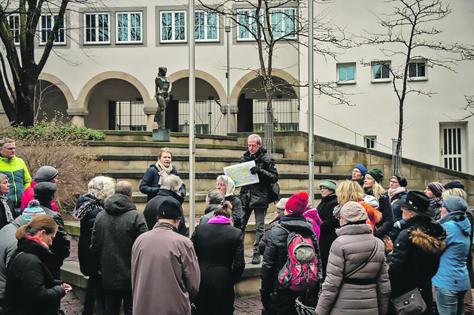 In der Pfarrgasse gab es für die 50-köpfige Gruppe um Oberbürgermeister Dr. Stefan Belz weitere Informationen von Heidrun Behm zur Stadtgeschichte Böblingens.  Bild: z