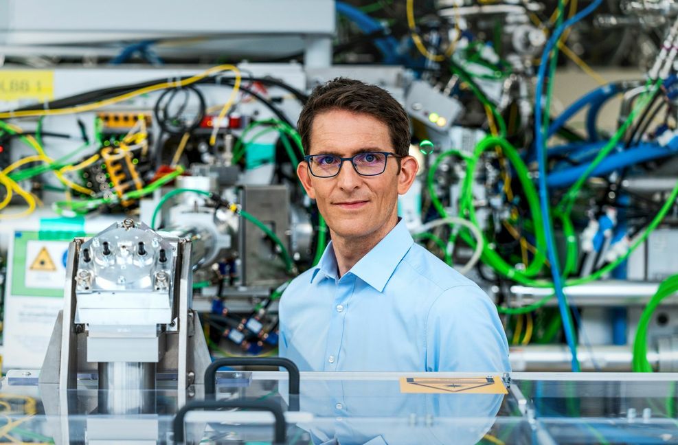 Michael Kösters ist für die Erzeugung des Laserstrahls zuständig.