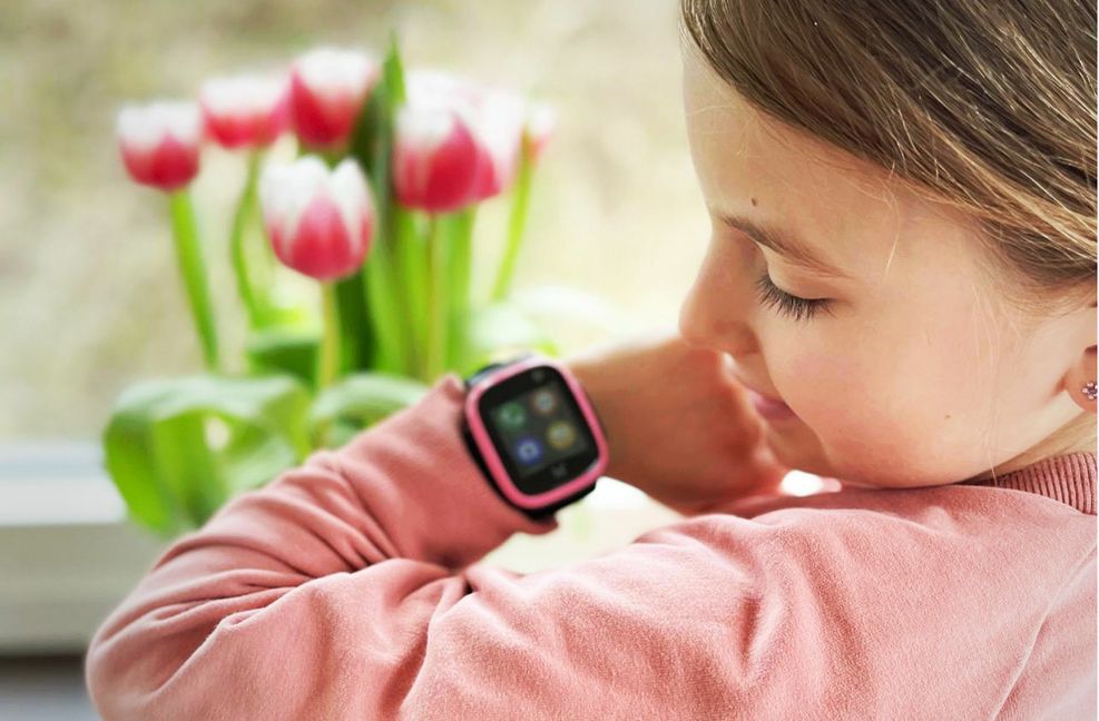 Eine Smartwatch zur Einschulung? Eltern vermittelt es das Gefühl, alles im Griff zu haben. Doch die Sicherheit könnte trügerisch sein.