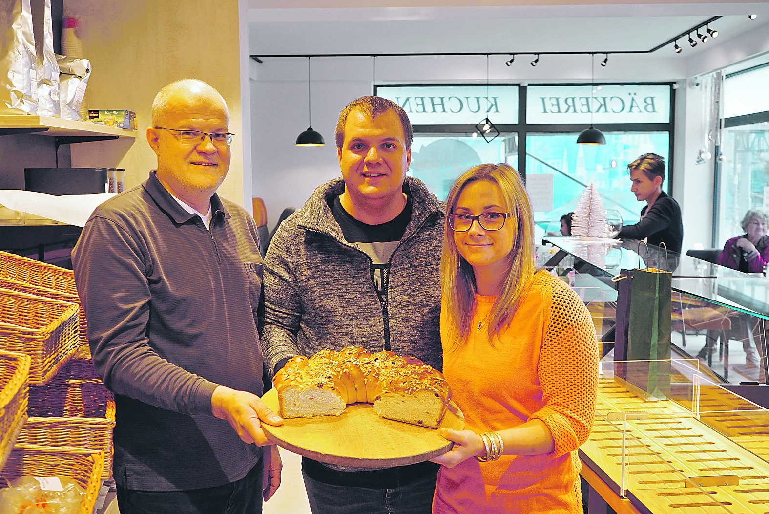 Claus (links) und Inhaber Pascal Freitag haben am Sonntag gemeinsam mit Filialleiterin Stephanie Müller die Nachbarn noch vor der Eröffnung der neuen Bäckerei empfangen.  Bild: Heiden