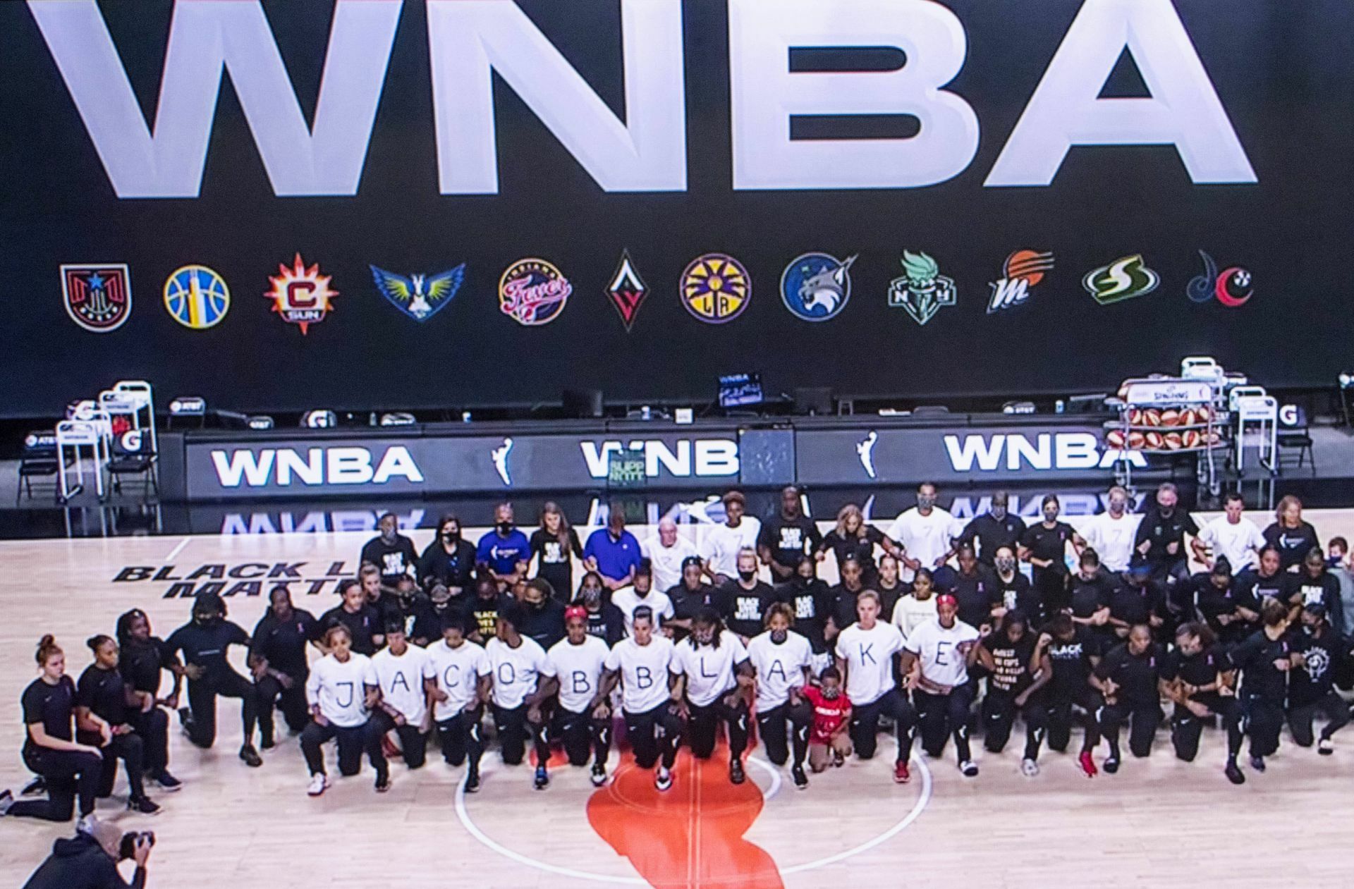 Auch die Basketballerinnen der WNBA gehen auf die Knie protestieren