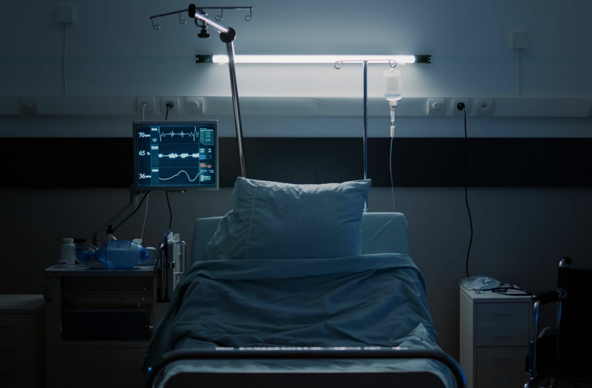 Notstromaggregate springen an, um den Betrieb lebensnotwendiger Maschinen zu gewährleisten. Patienten, die nicht unbedingt bleiben müssen, werden entlassen.
