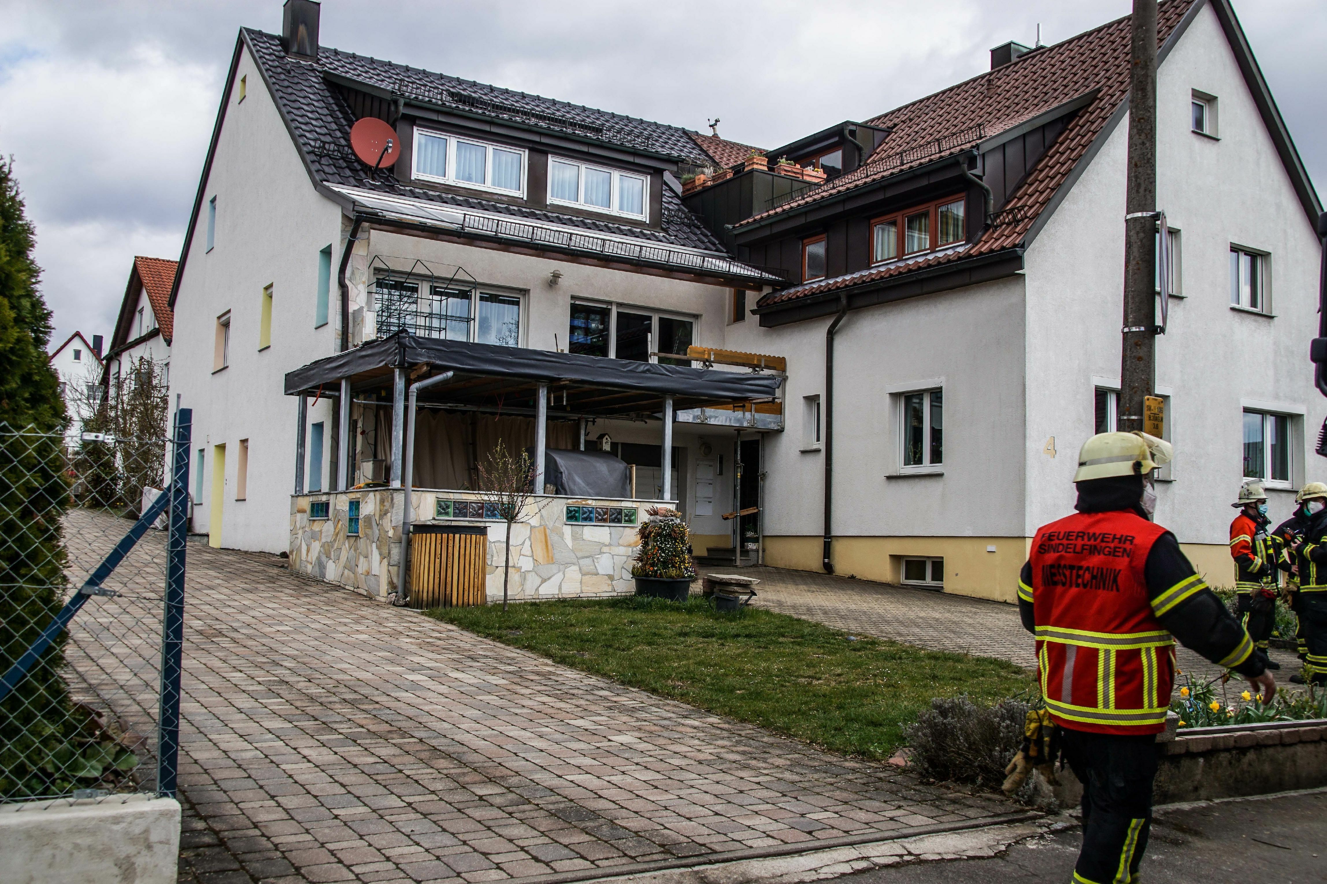 Die Feuerwehr untersuchte in Schönaich den unbekannten Geruch in dem Gebäude. Bild: SDMG/Dettenmeyer
 SDMG