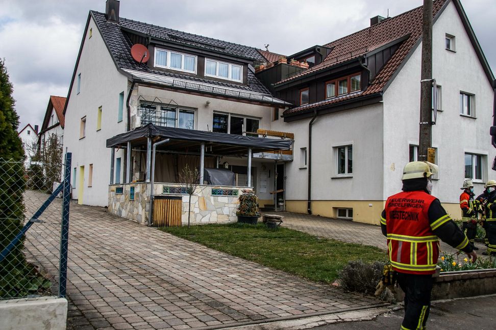 Die Feuerwehr untersuchte in Schönaich den unbekannten Geruch in dem Gebäude. Bild: SDMG/Dettenmeyer
 SDMG