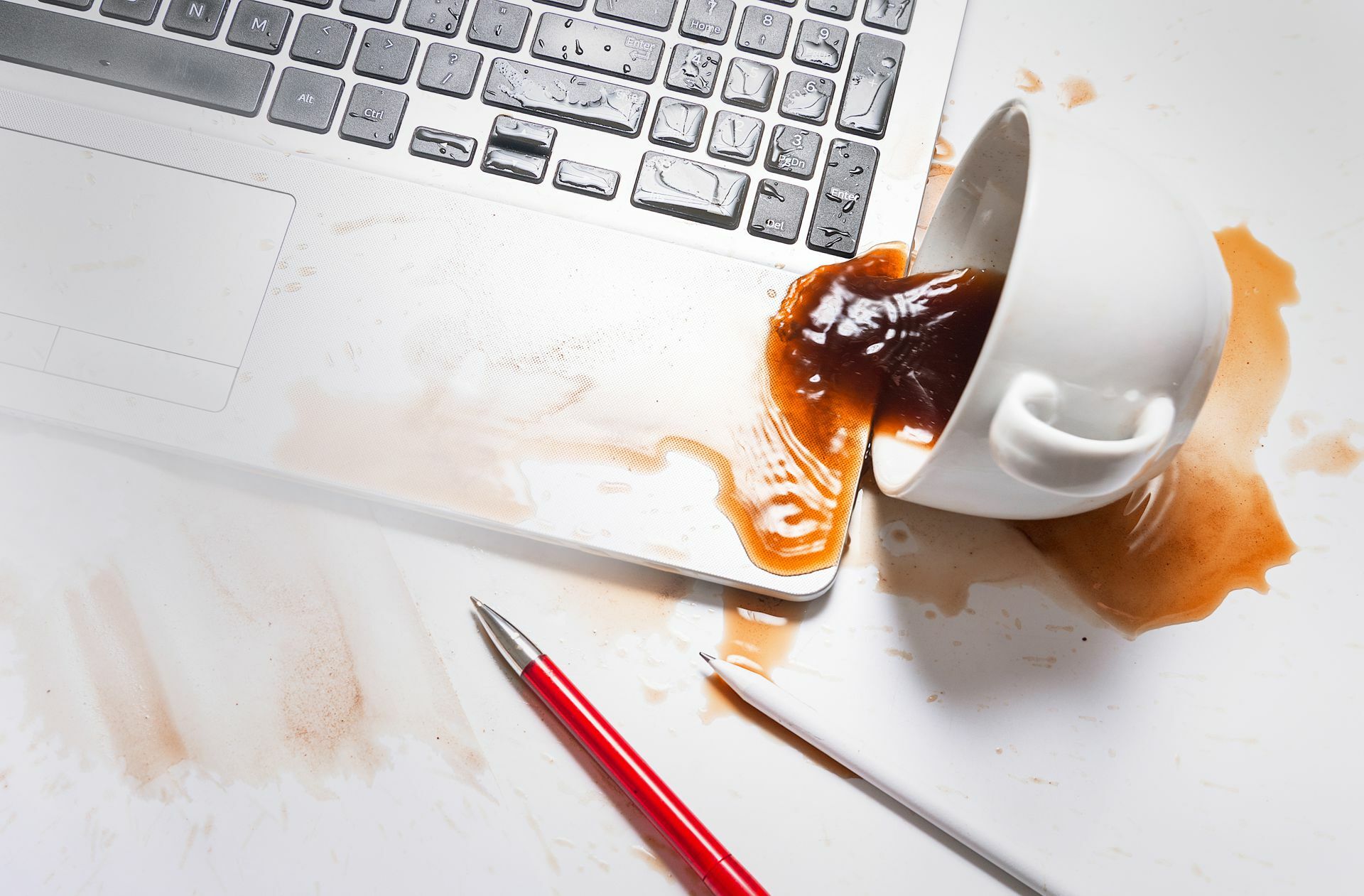 Es ist schnell passiert: Der Kaffee kippt auf den Arbeitslaptop. Wer kommt für den Schaden auf?
Foto: mdbildes - stock.adobe.com/Maija Dedovica