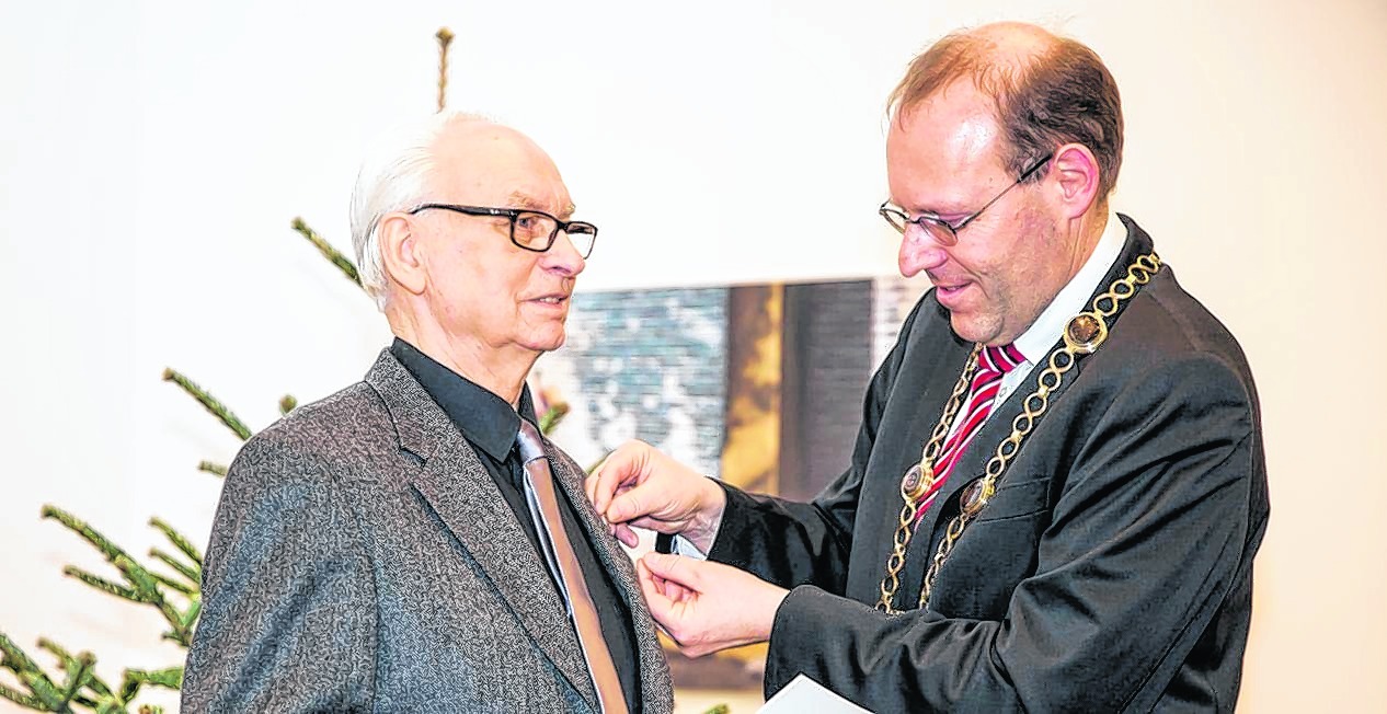 Oberbürgermeister Dr. Bernd Vöhringer heftet Eberhard Gabler die Landesehrennadel an. Bild: fotoknobi