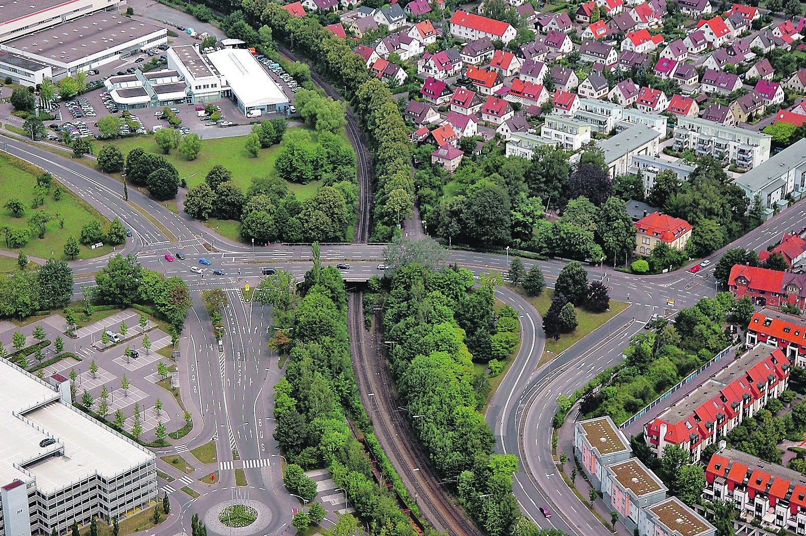 Dieses Luftbild aus dem Jahr 2006 zeigt ein ganz anderes Bild von der Calwer Kreuzung. Markant ist die Calwer Brücke, die im Zuge des Neubaus abgerissen wurde.  Bild: Stampe/A
