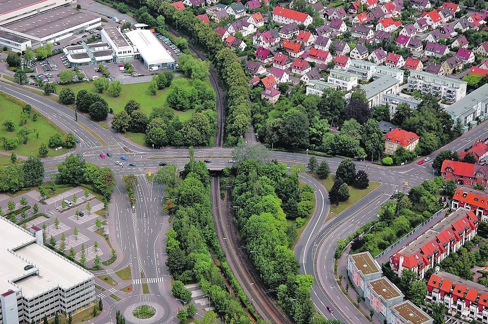 Dieses Luftbild aus dem Jahr 2006 zeigt ein ganz anderes Bild von der Calwer Kreuzung. Markant ist die Calwer Brücke, die im Zuge des Neubaus abgerissen wurde.  Bild: Stampe/A