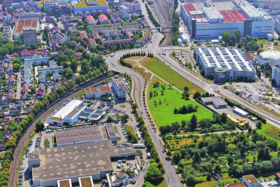 Der Calwer Bogen aus der Vogelperspektive. Die Straßenführung wurde geändert, und für die Bahnlinie Sindelfingen – Renningen wurde ein 170 Meter langer Tunnel gebaut. Noch nicht realisiert ist ein See, der zwischen der Fronäcker- und der Straße in Richtung Darmsheim angelegt werden soll (Bildmitte).  Bild: Stampe
